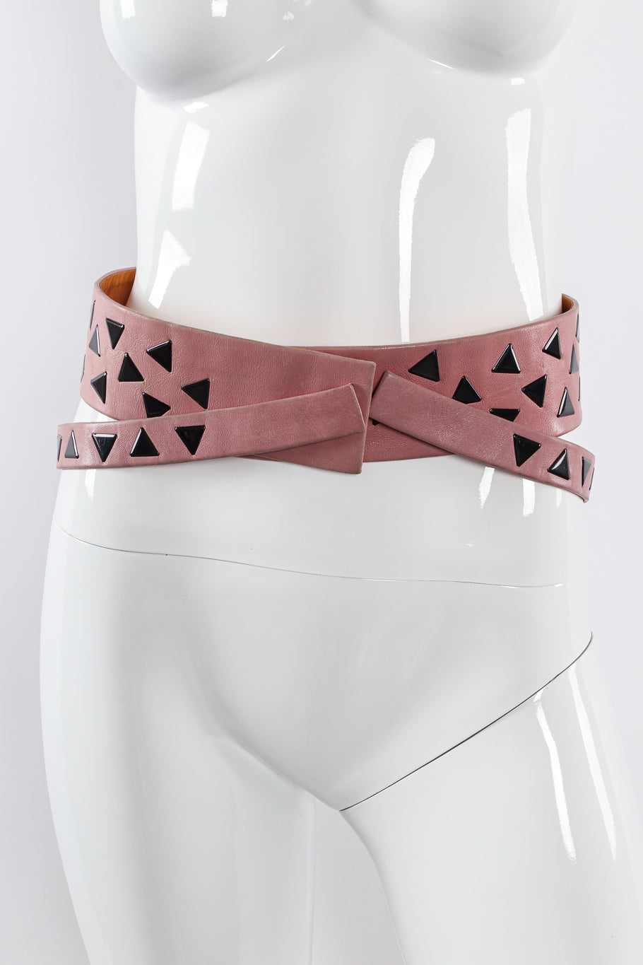 Geometric triangle belt by Lasso mannequin front view @recessla