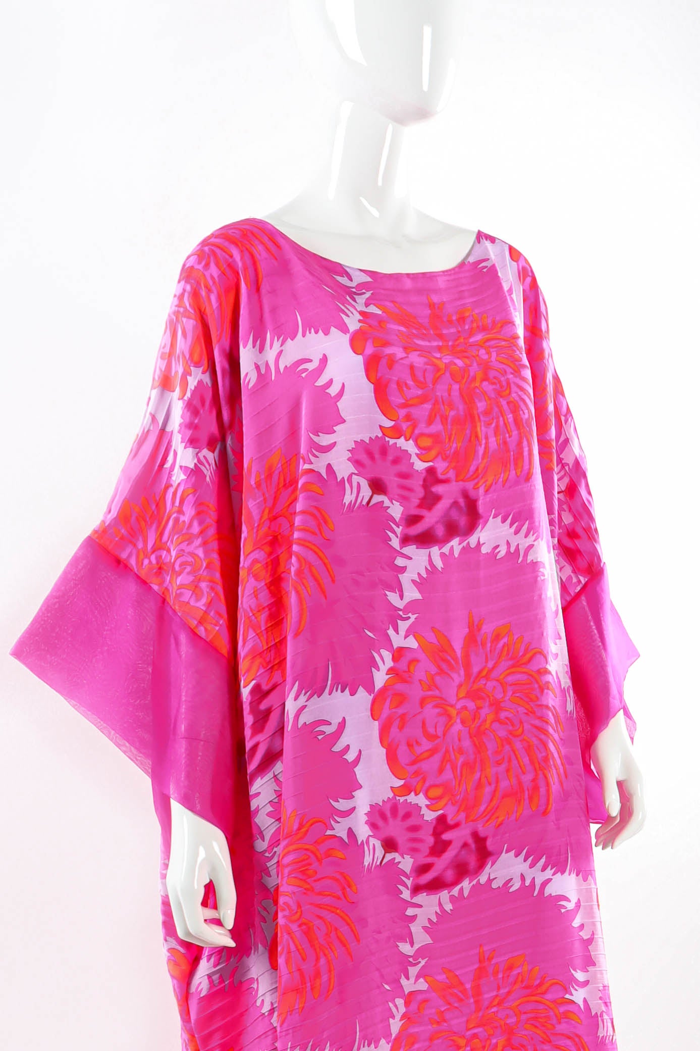 La Vetta Beverly Hills Chrysanthemum Pleat Caftan mannequin angle close @ Recess Los Angeles