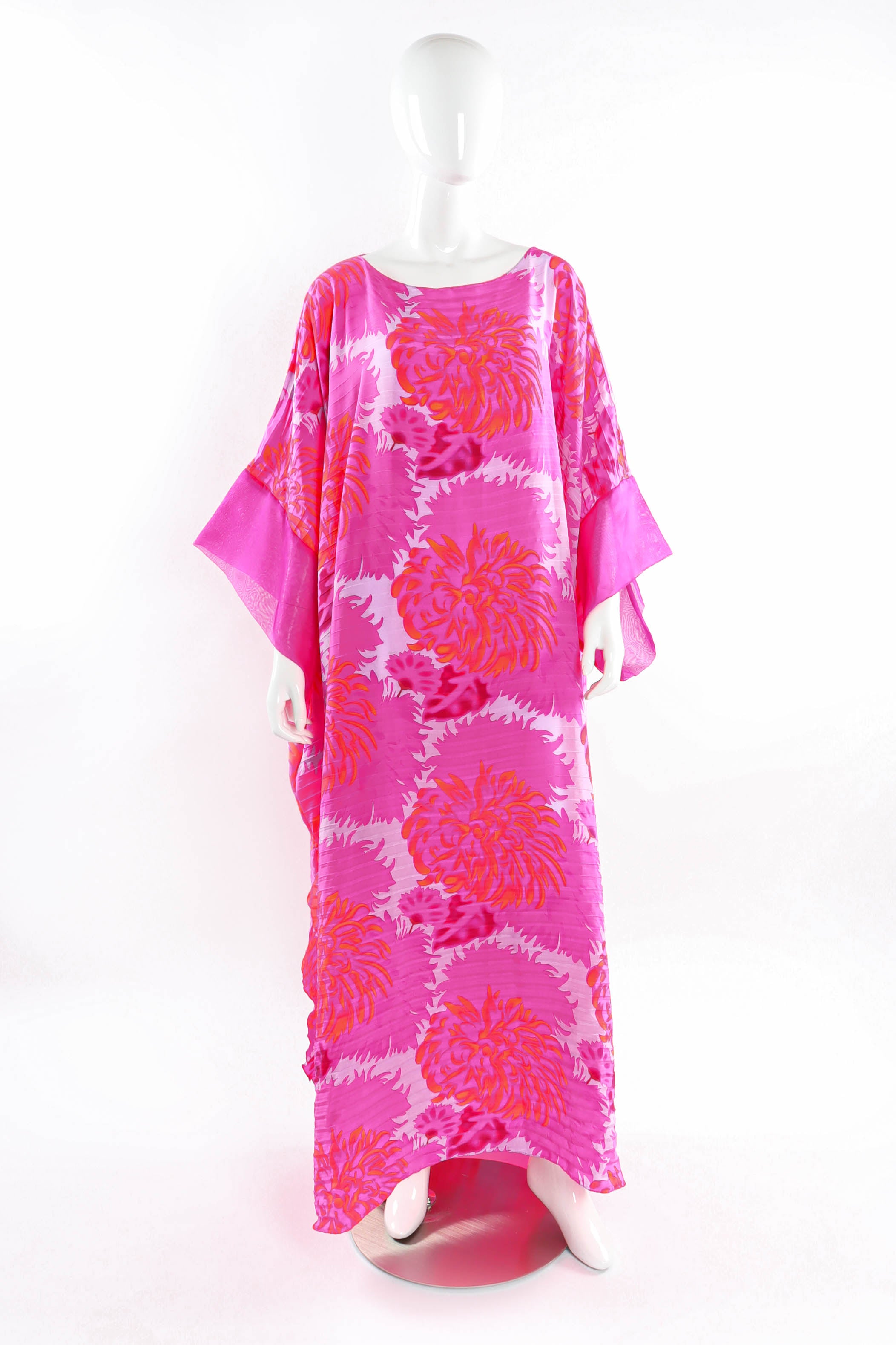 La Vetta Beverly Hills Chrysanthemum Pleat Caftan mannequin front @ Recess Los Angeles