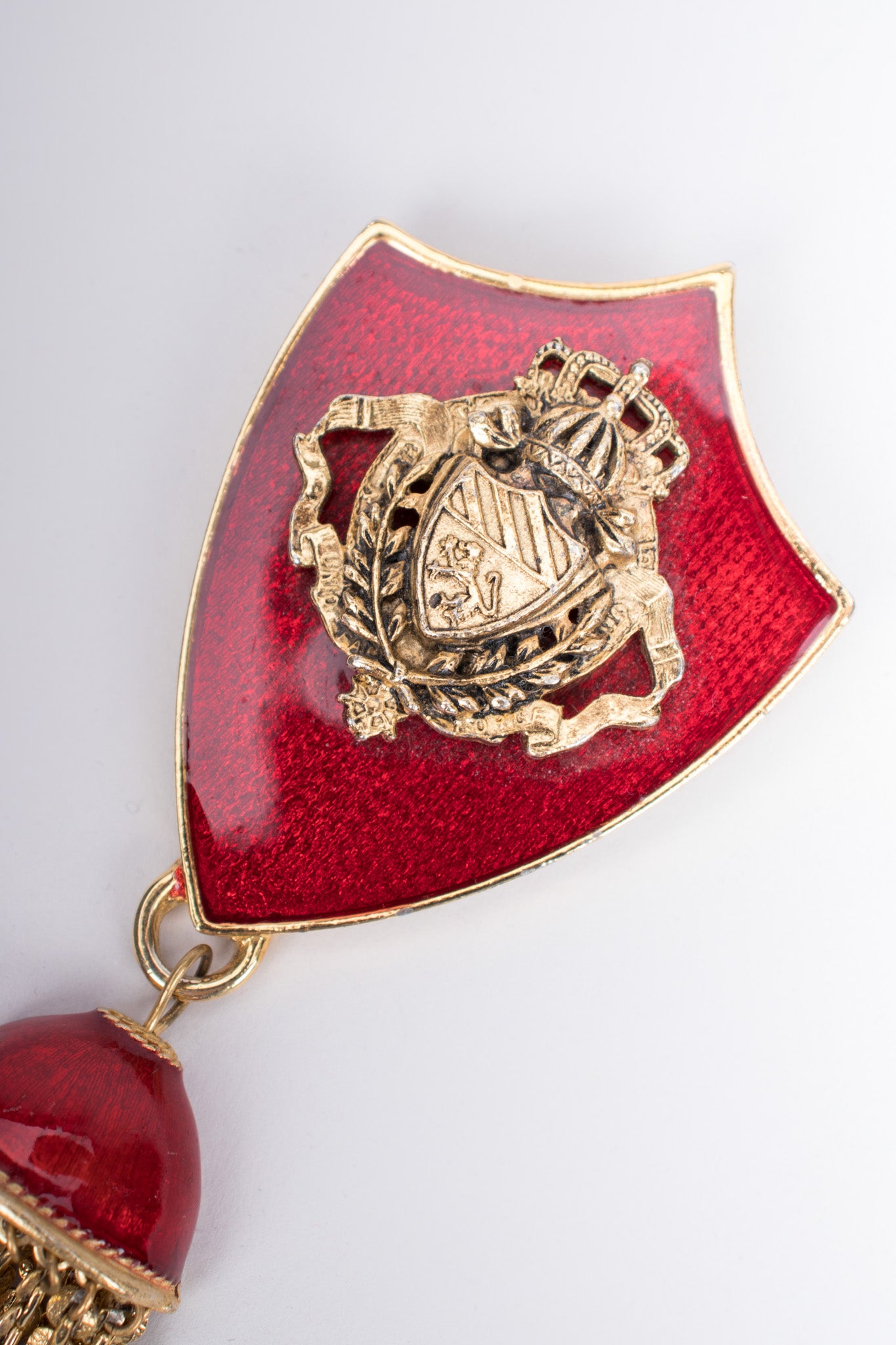 Coat of Arms Gryffindor Hogwarts Crest Chain Tassel Vintage Brooch